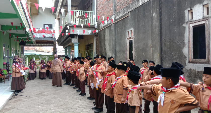 MI Unggulan Miftakhul Hikmah Peringati Hari Pramuka ke-64: 