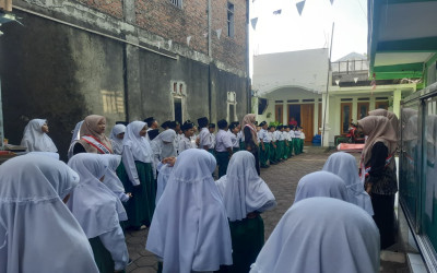 Warga Madrasah MI Unggulan Miftakhul Hikmah Maknai Hari Guru Nasional 2025 dengan Khidmat