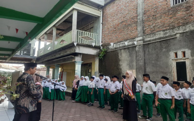 Menjadi Guru: Antara Dedikasi, Pilihan Hidup, dan Tantangan Kesejahteraan