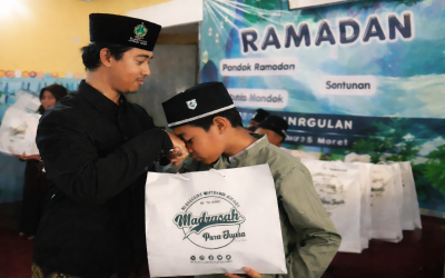 Air Mata Haru dan Senyum Bahagia Warnai Santunan Yatim & Buka Puasa Bersama di MI Unggulan Miftakhul Hikmah