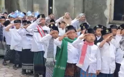 MI Unggulan Miftakhul Hikmah Gelar Apel dan Pawai Santri dalam Semarak Hari Santri Nasional 2025