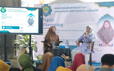 Bagi Raport, Wali Murid ikuti Ngaji Parenting Bareng Ning Uswah